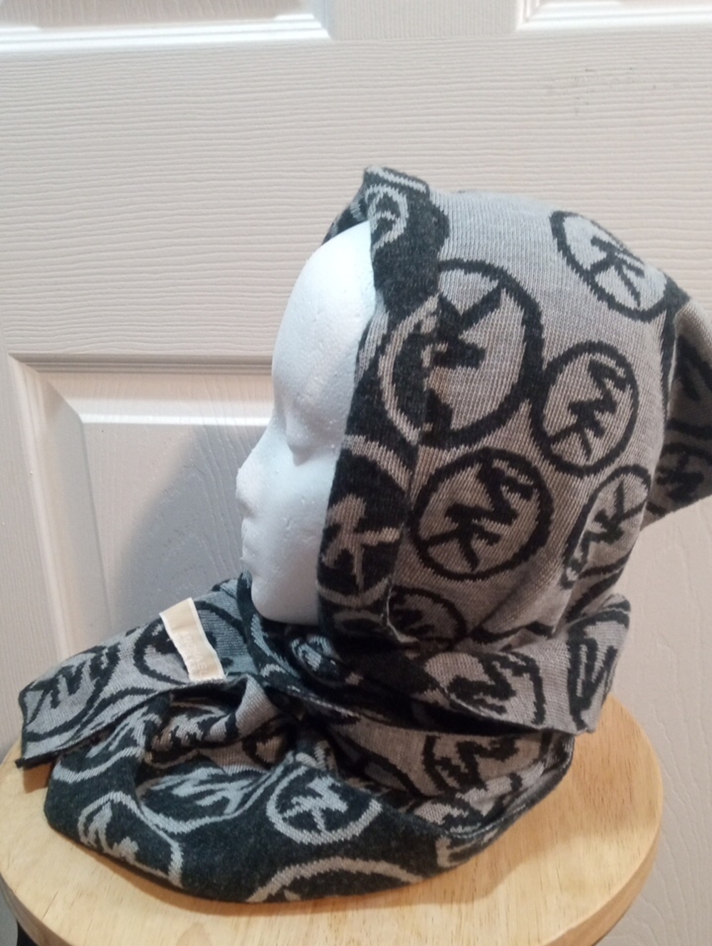 MK SIGNATURE SCARF